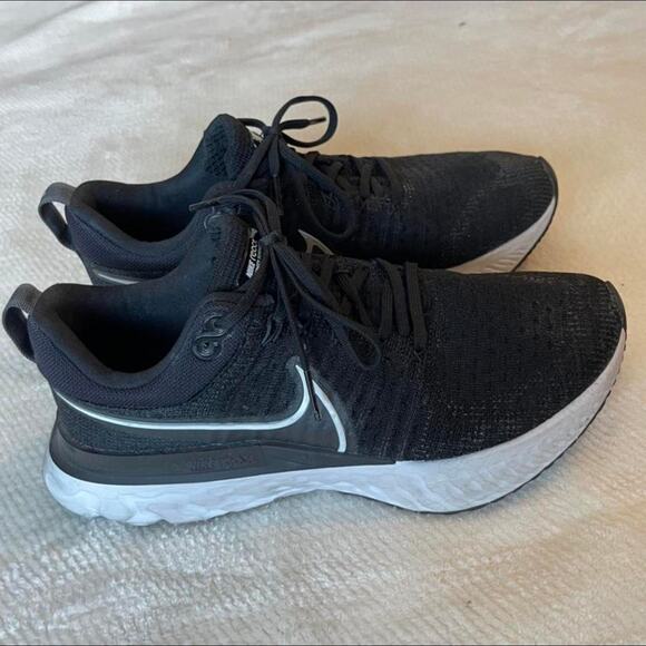 Black Nike Reacts Infinity Flyknit - Picture 2 of 4